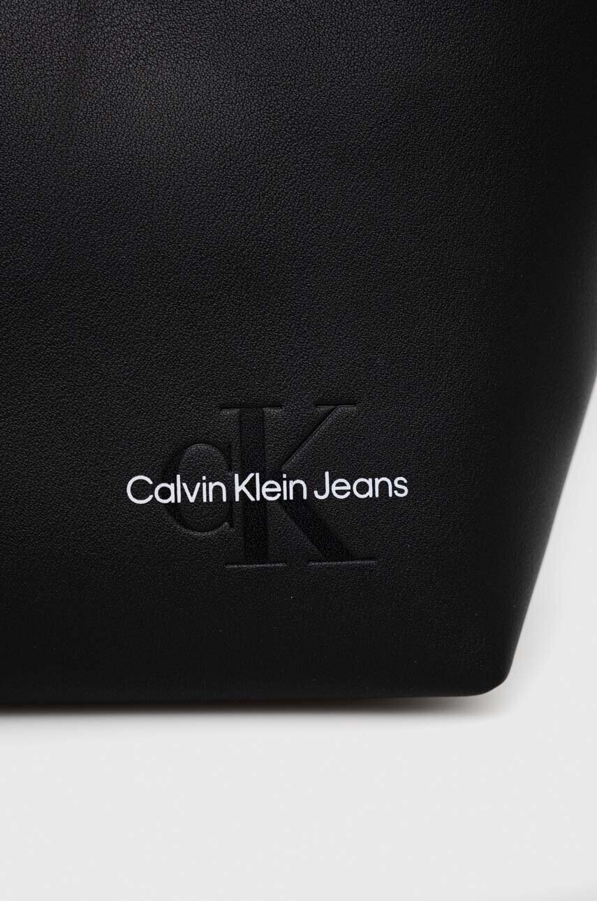 Calvin Klein Jeans Чанта в черно - Pepit.bg