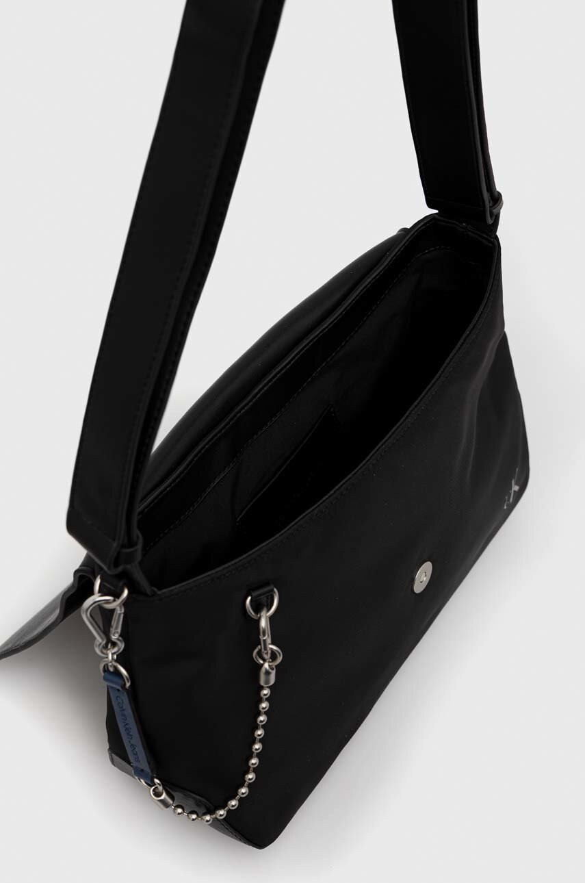 Calvin Klein Jeans Чанта в черно - Pepit.bg