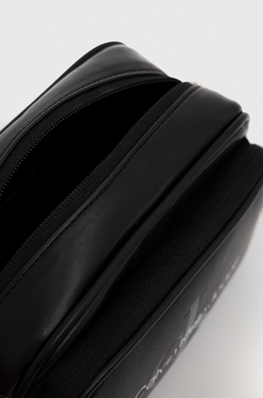 Calvin Klein Jeans Чанта през рамо в черно - Pepit.bg