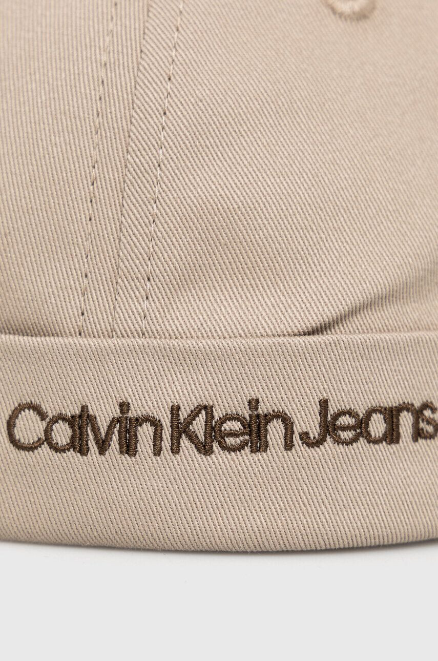 Calvin Klein Jeans Детска памучна шапка в бежово с фина плетка от памук - Pepit.bg