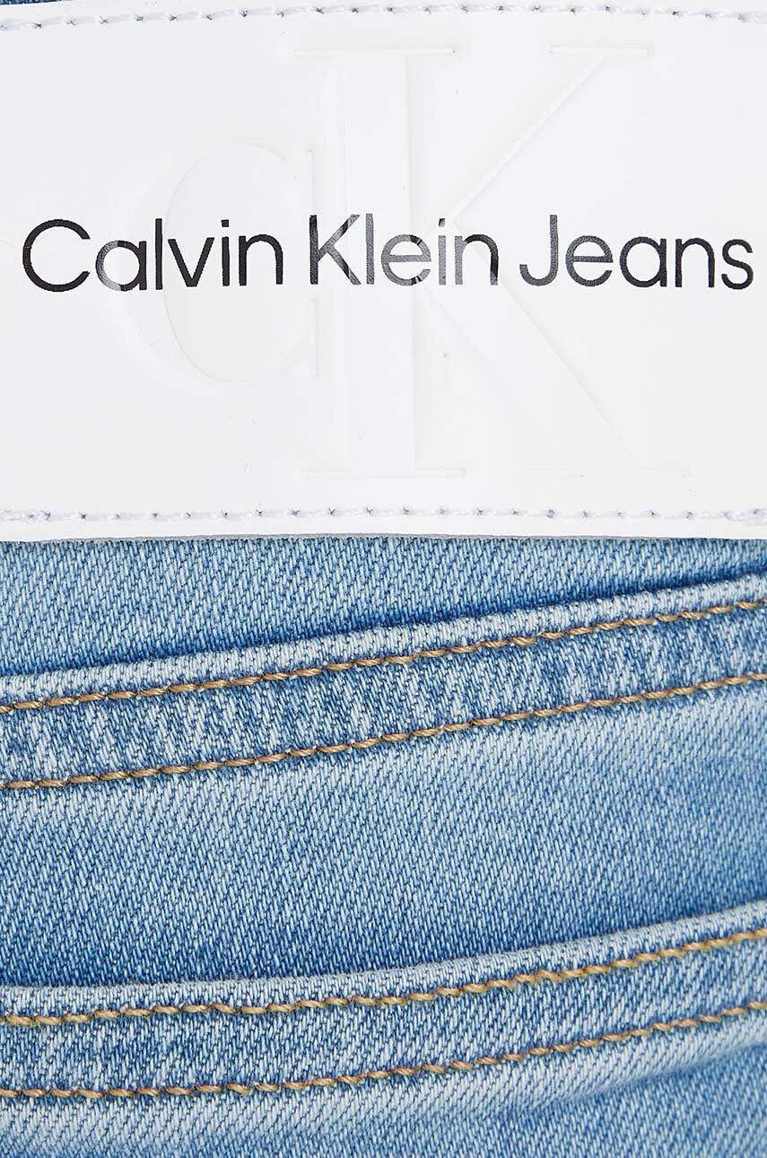 Calvin Klein Jeans Детски дънков къс панталон в синьо с изчистен дизайн с регулируема талия - Pepit.bg