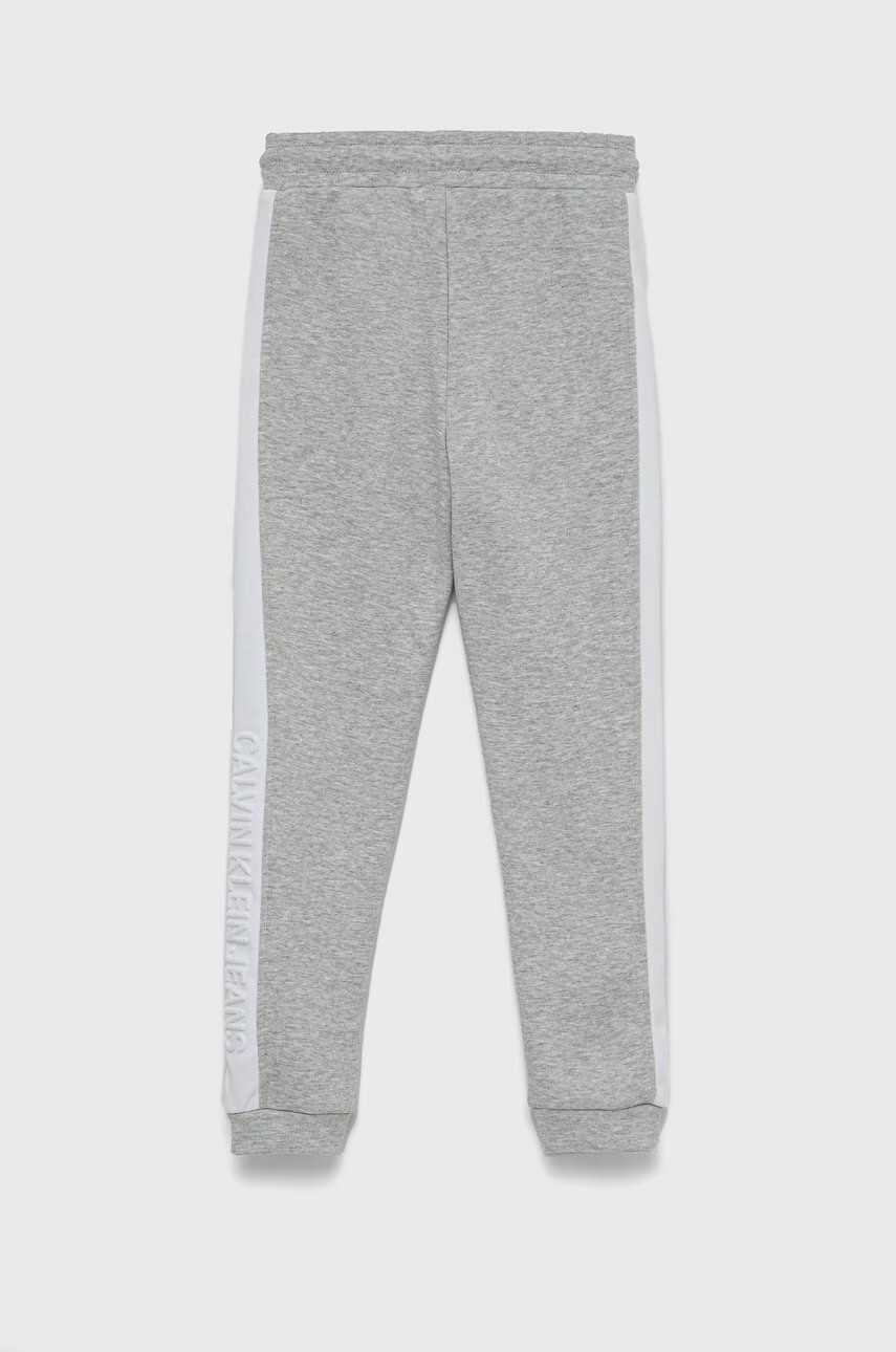 Calvin Klein Jeans Детски панталони в сиво с десен - Pepit.bg