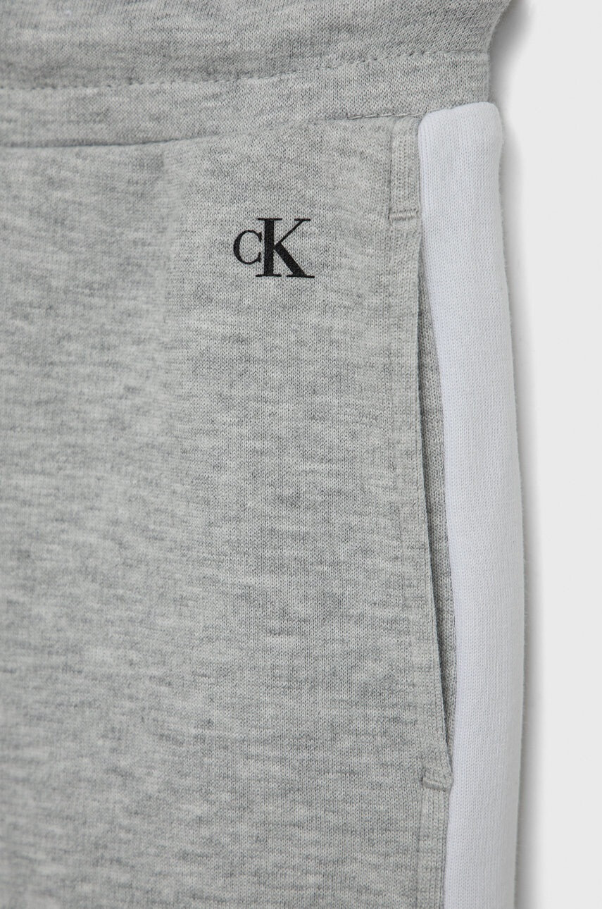 Calvin Klein Jeans Детски панталони в сиво с десен - Pepit.bg
