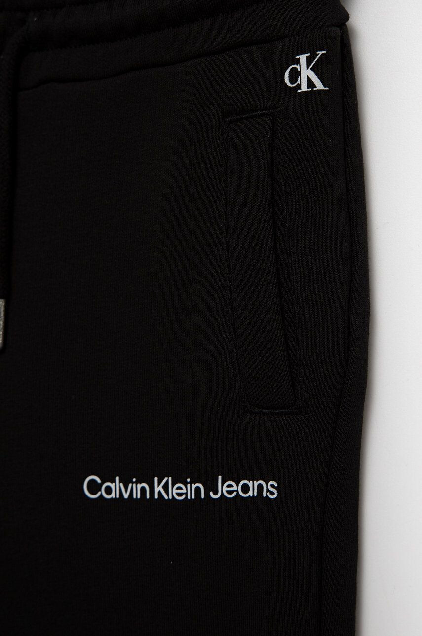 Calvin Klein Jeans Детски спортен панталон в черно с изчистен дизайн - Pepit.bg