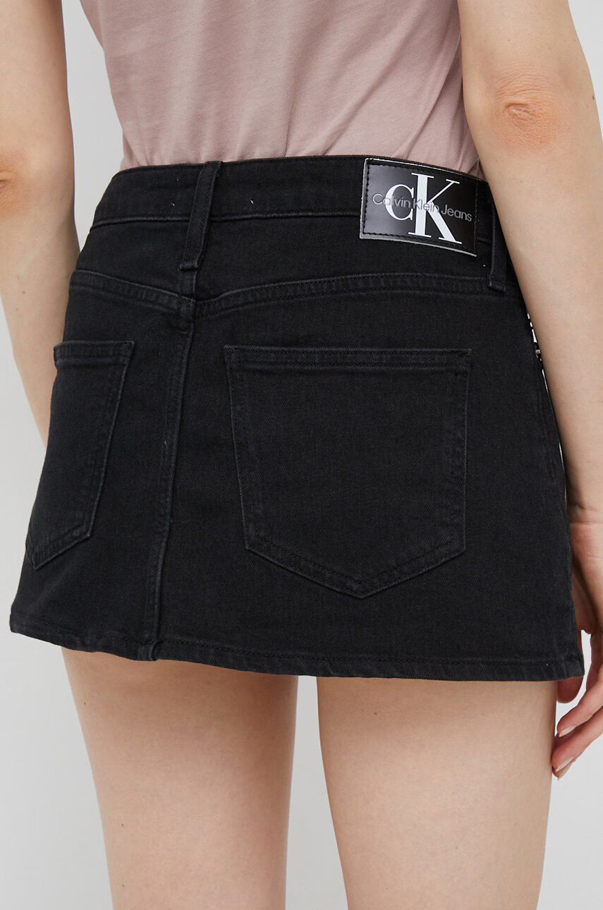 Calvin Klein Jeans Дънкова пола в черно къс модел със стандартна кройка - Pepit.bg