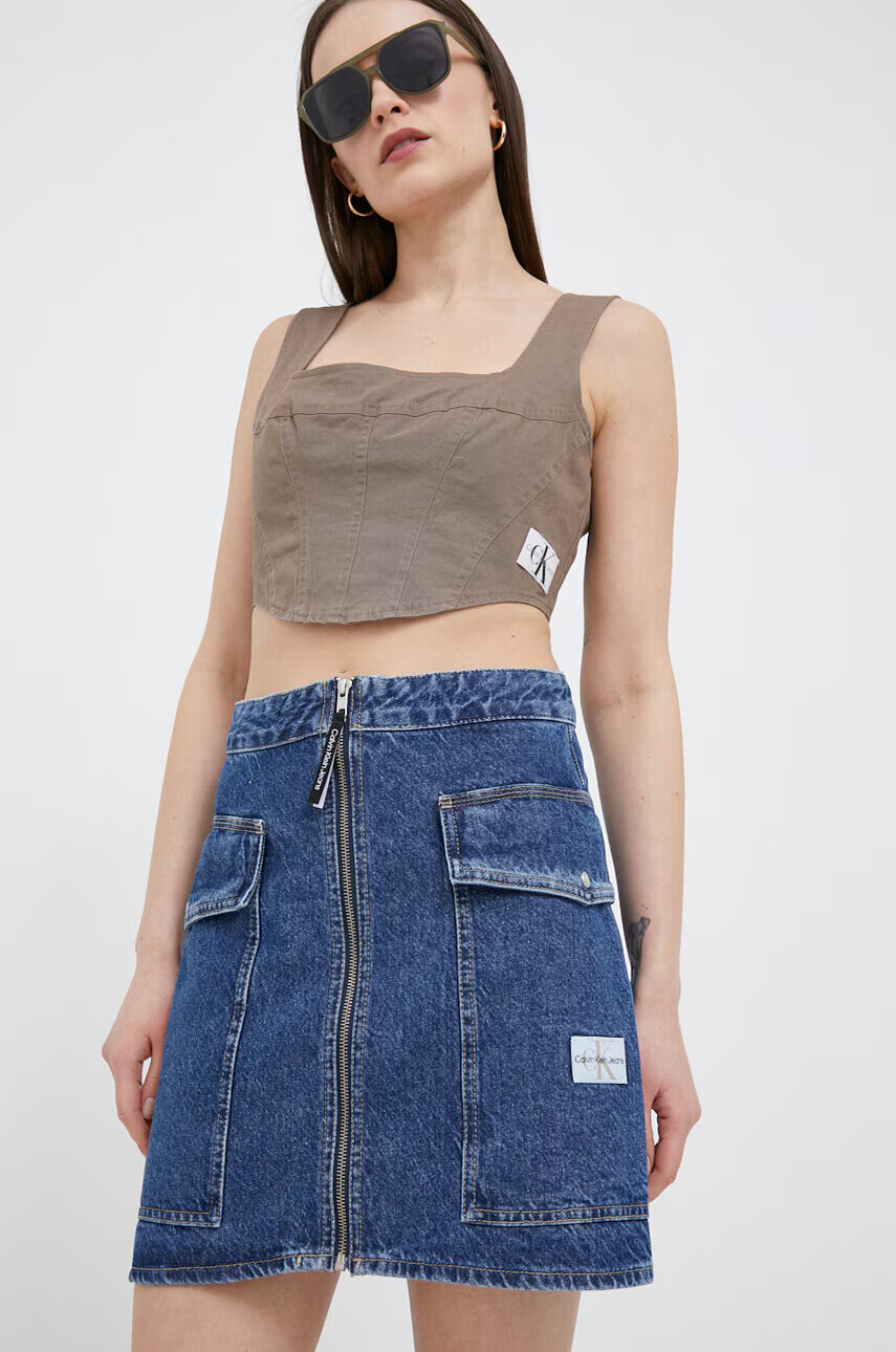 Calvin Klein Jeans Дънкова пола в синьо къс модел разкроен модел - Pepit.bg