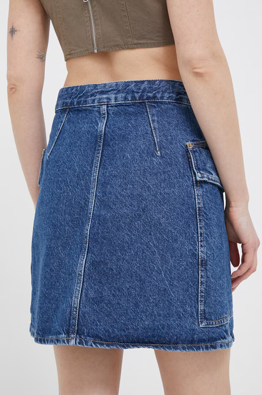Calvin Klein Jeans Дънкова пола в синьо къс модел разкроен модел - Pepit.bg