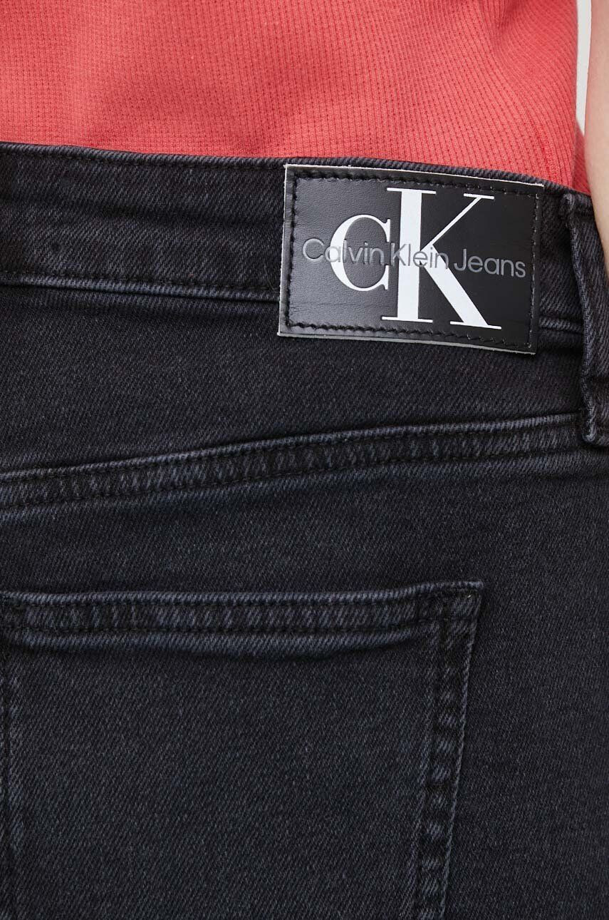 Calvin Klein Jeans Дънкови къси панталони в черно с изчистен дизайн със стандартна талия - Pepit.bg