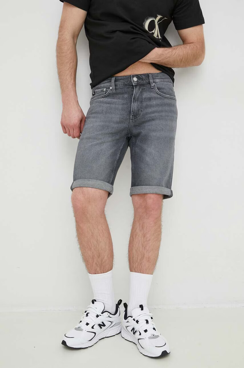 Calvin Klein Jeans Къс панталон в сиво - Pepit.bg