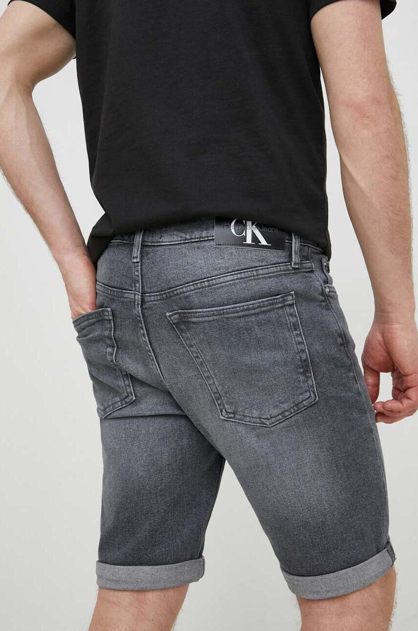 Calvin Klein Jeans Къс панталон в сиво - Pepit.bg