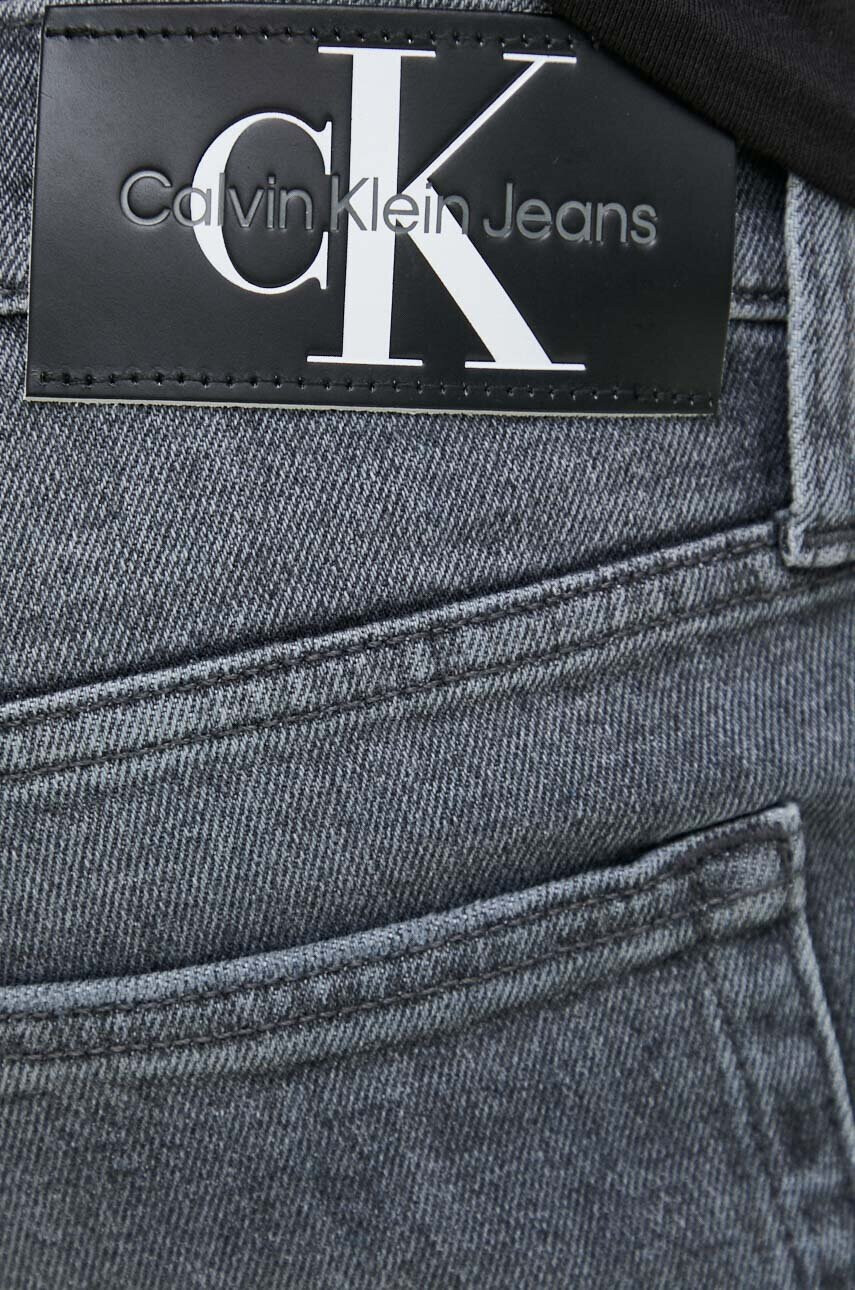 Calvin Klein Jeans Къс панталон в сиво - Pepit.bg