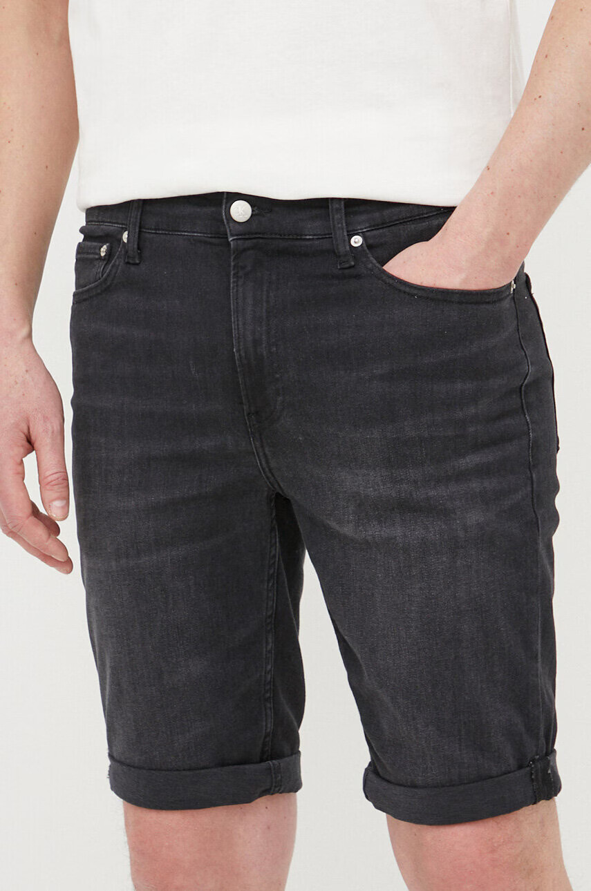 Calvin Klein Jeans Къс панталон в черно - Pepit.bg
