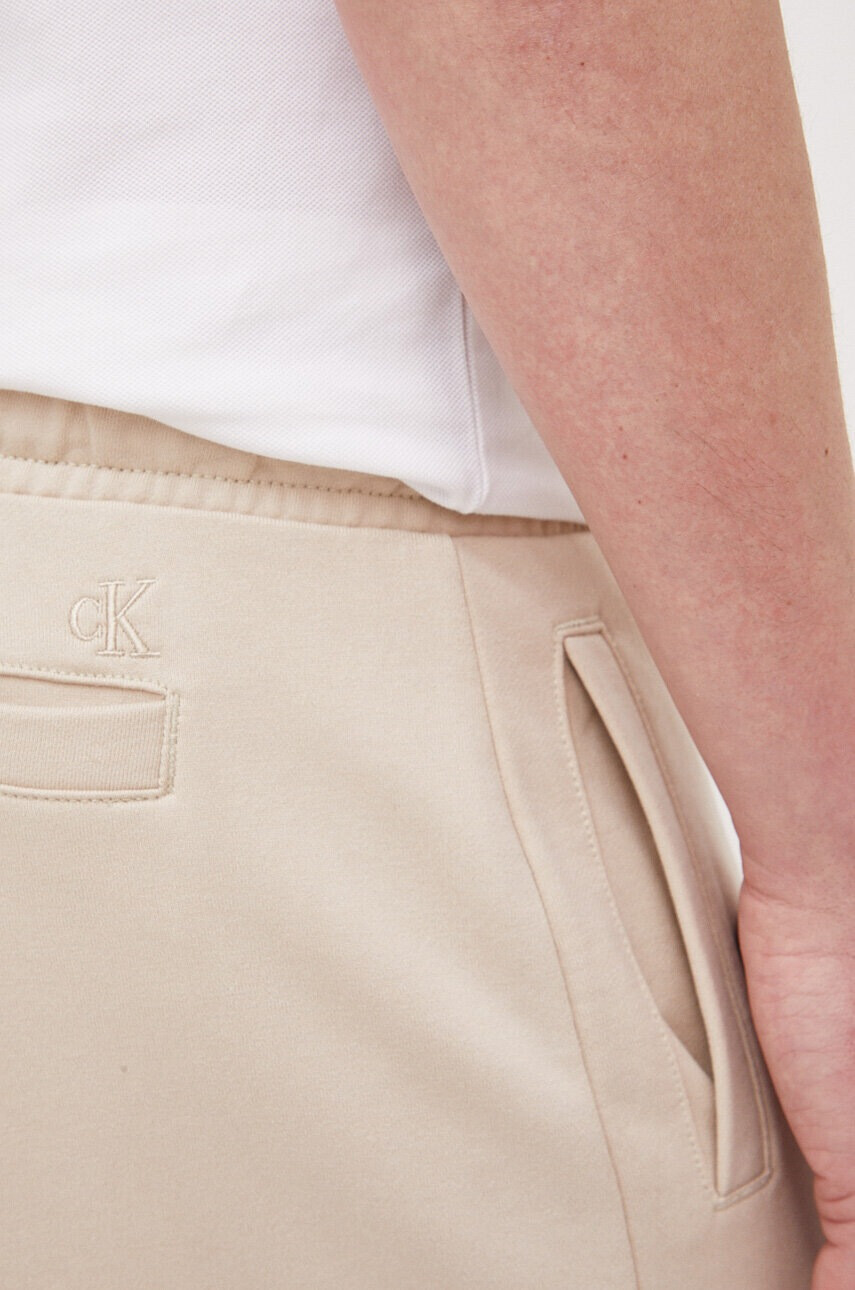 Calvin Klein Jeans Къс панталон в бежово - Pepit.bg