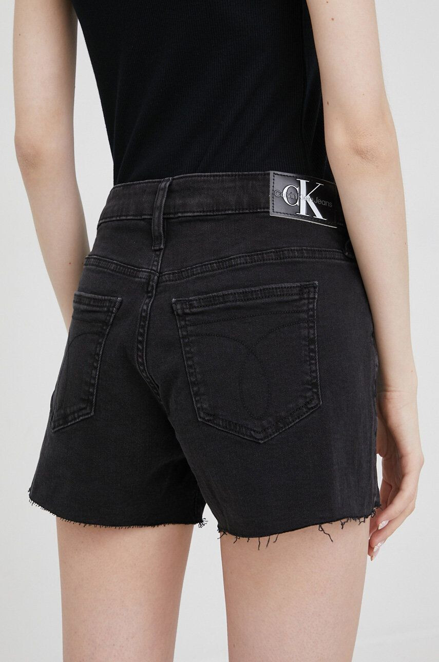 Calvin Klein Jeans Къси панталони дамско в черно с изчистен дизайн със стандартна талия - Pepit.bg