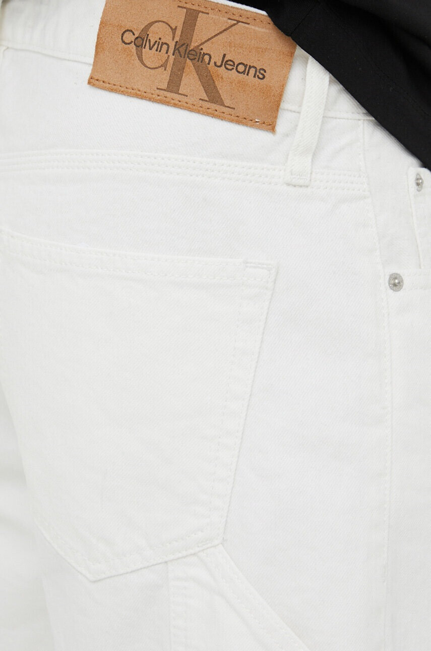 Calvin Klein Jeans Памучен къс панталон в бяло - Pepit.bg