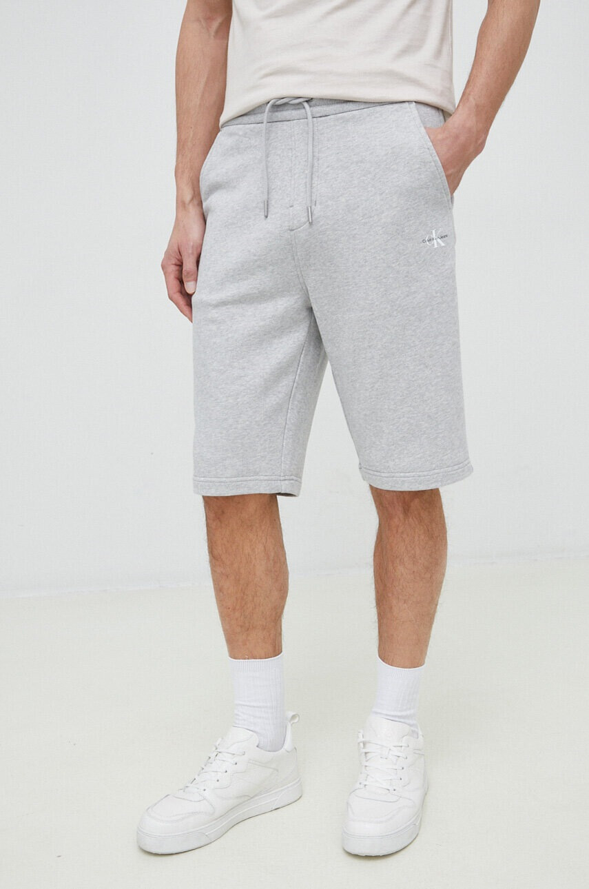 Calvin Klein Jeans Памучен къс панталон в сиво - Pepit.bg