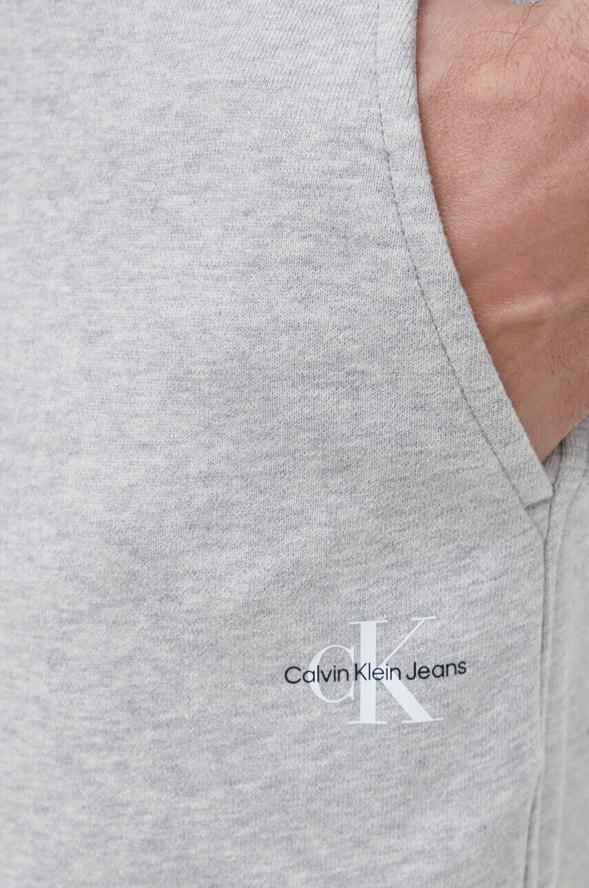 Calvin Klein Jeans Памучен къс панталон в сиво - Pepit.bg