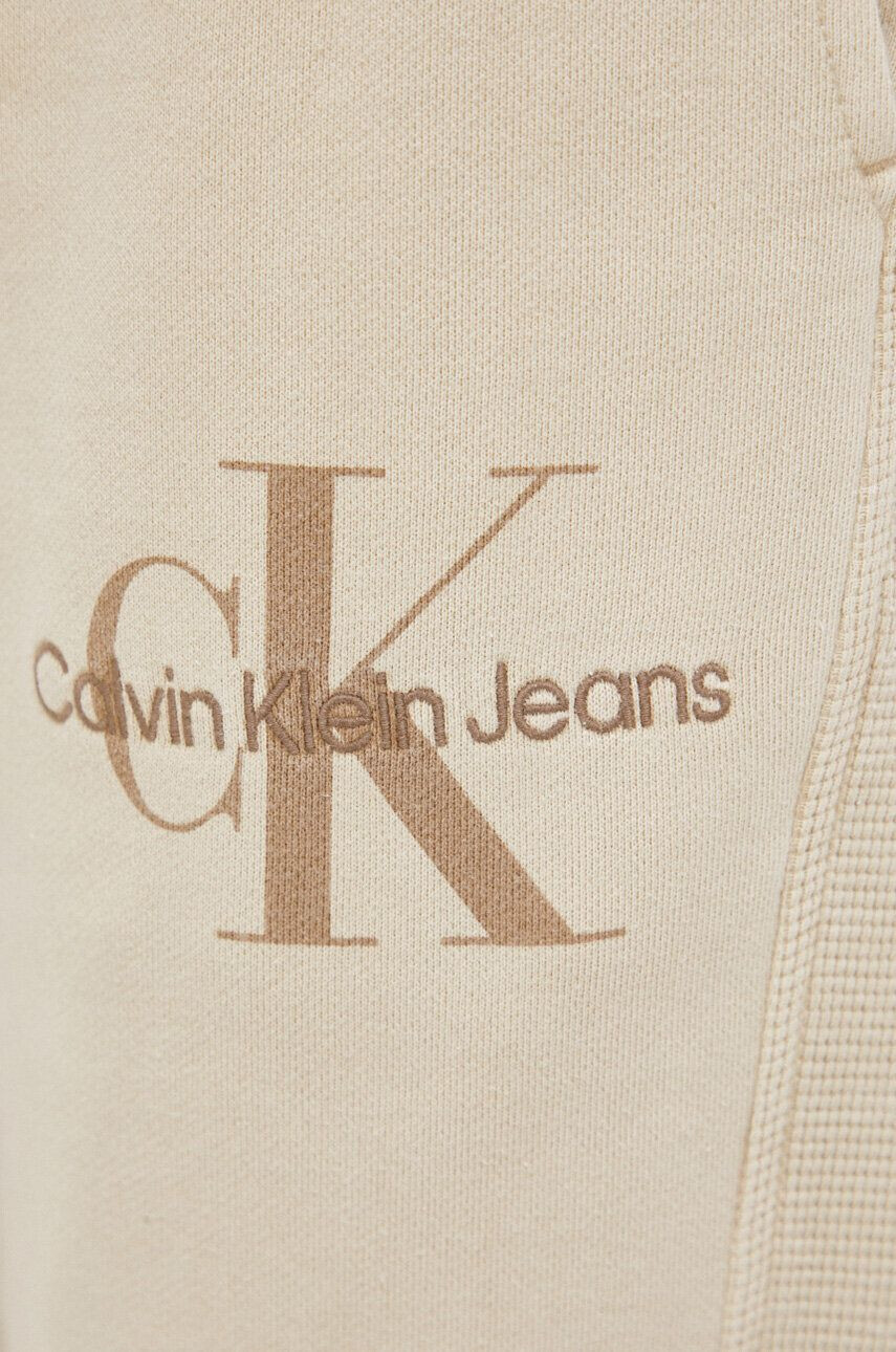 Calvin Klein Jeans Памучен спортен панталон в бежово с изчистен дизайн - Pepit.bg