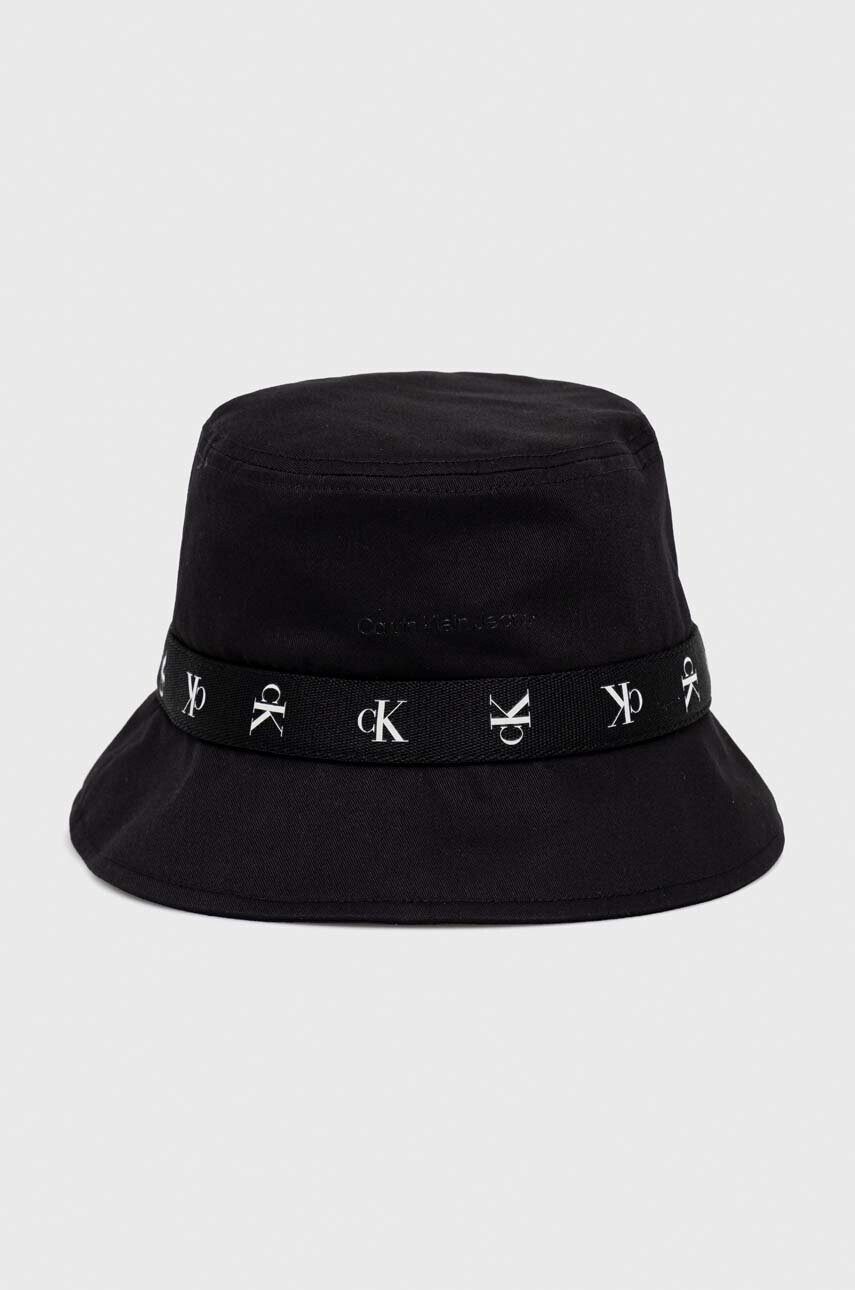 Calvin Klein Jeans Памучна капела в черно от памук - Pepit.bg