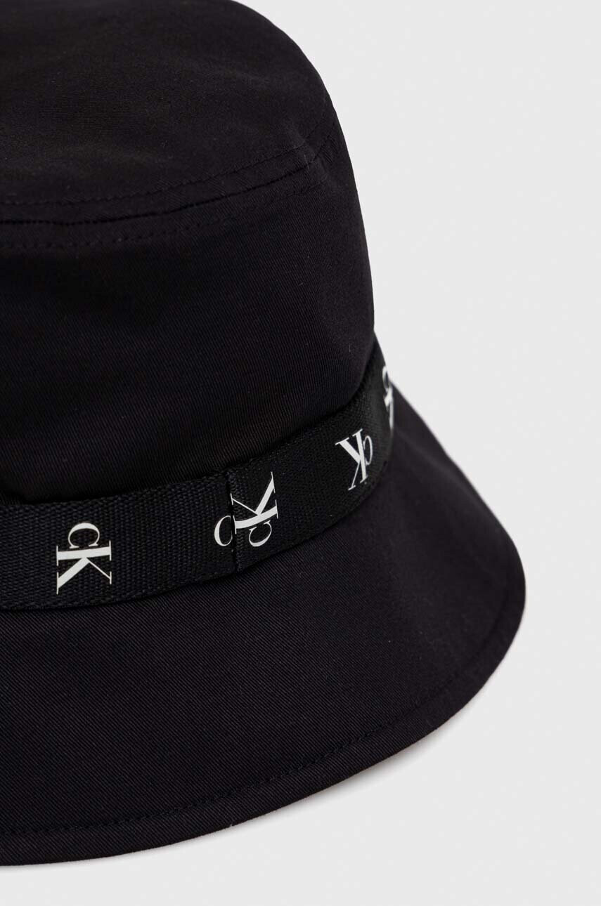 Calvin Klein Jeans Памучна капела в черно от памук - Pepit.bg