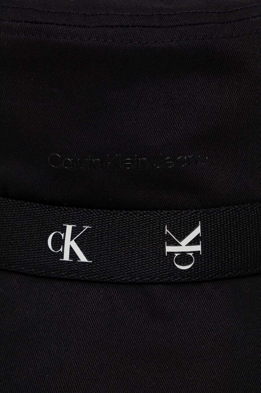 Calvin Klein Jeans Памучна капела в черно от памук - Pepit.bg
