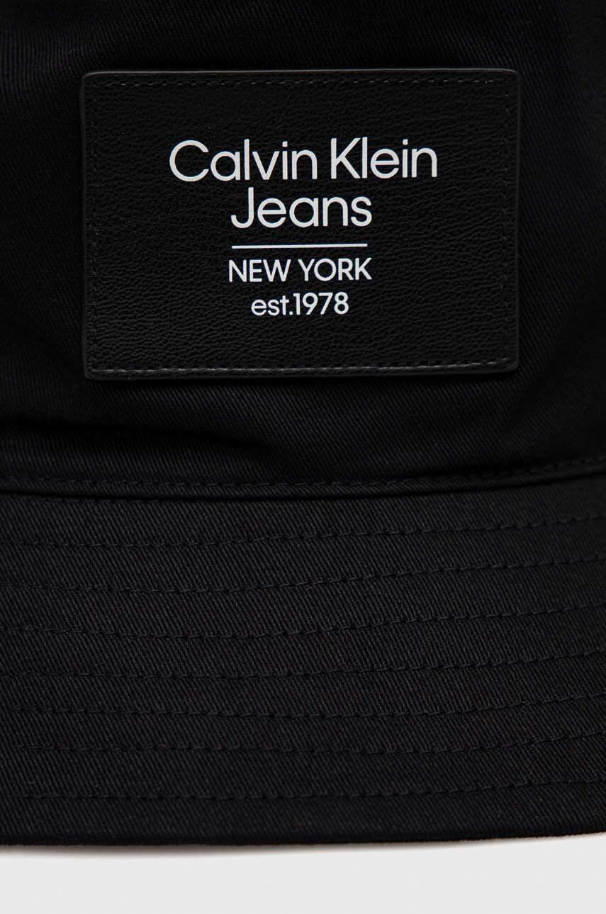 Calvin Klein Jeans Памучна капела в черно от памук - Pepit.bg