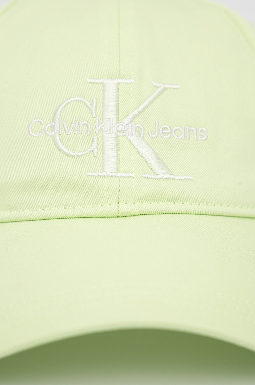 Calvin Klein Jeans Памучна шапка в зелено с апликация - Pepit.bg