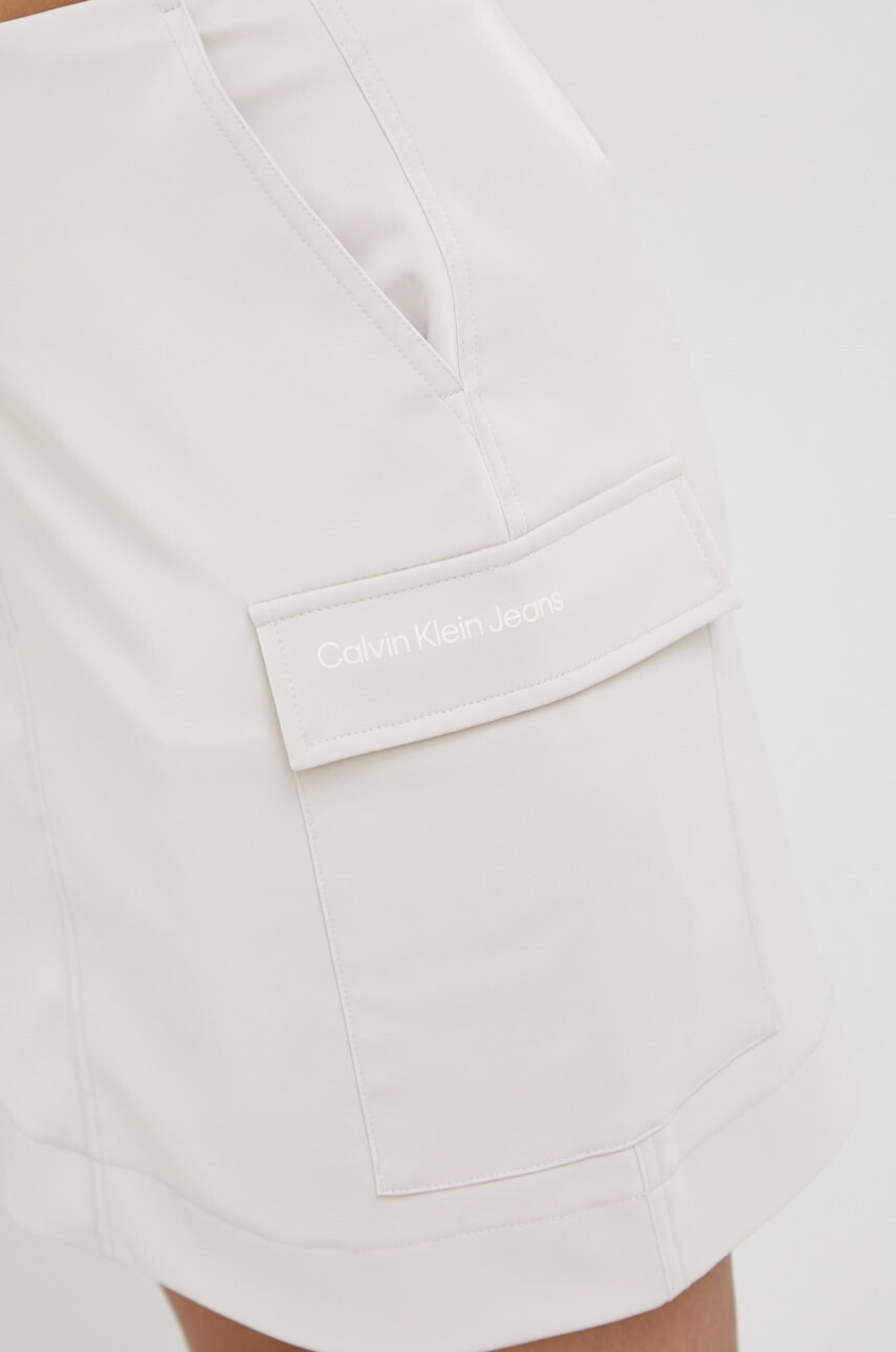 Calvin Klein Jeans Пола в бежово къс модел със стандартна кройка - Pepit.bg