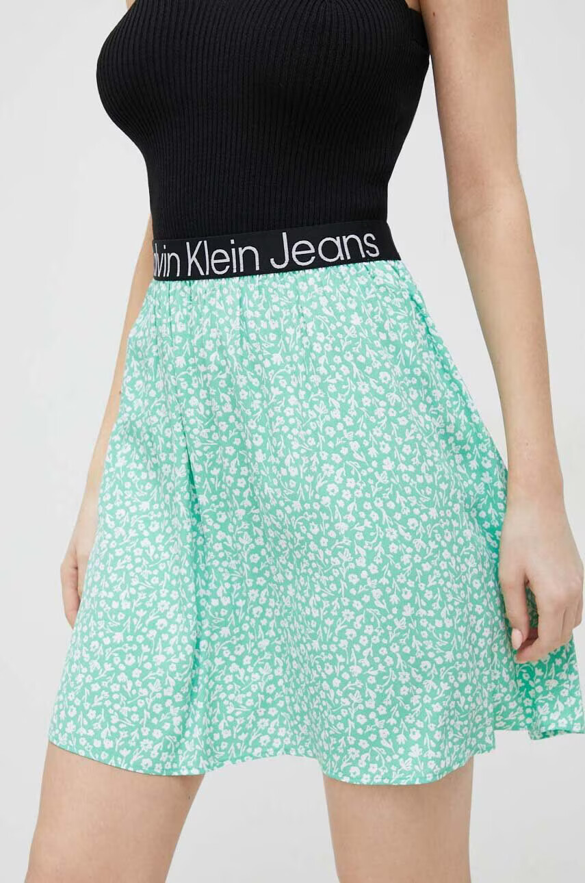 Calvin Klein Jeans Пола в зелено къс модел разкроен модел - Pepit.bg