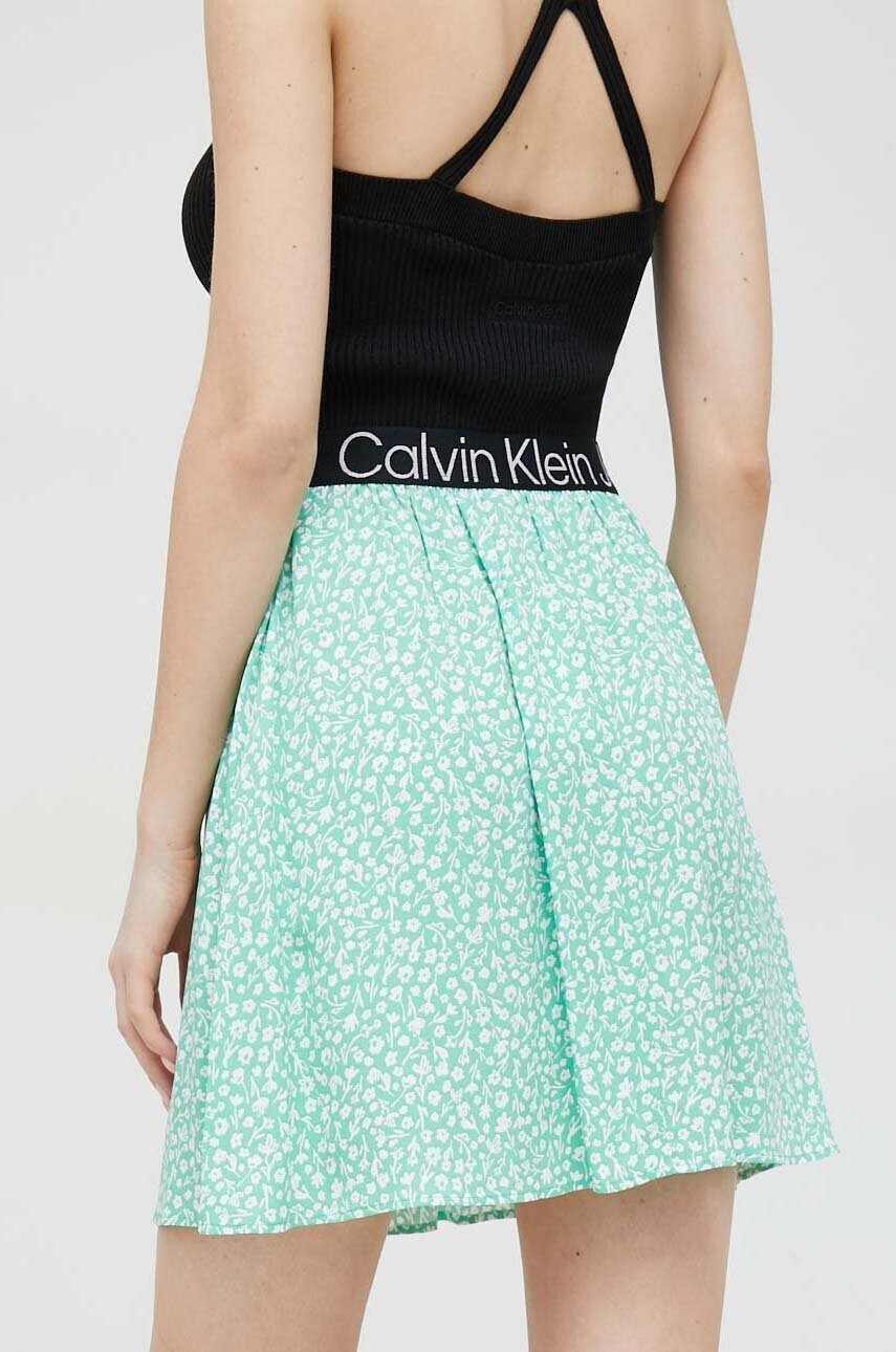 Calvin Klein Jeans Пола в зелено къс модел разкроен модел - Pepit.bg