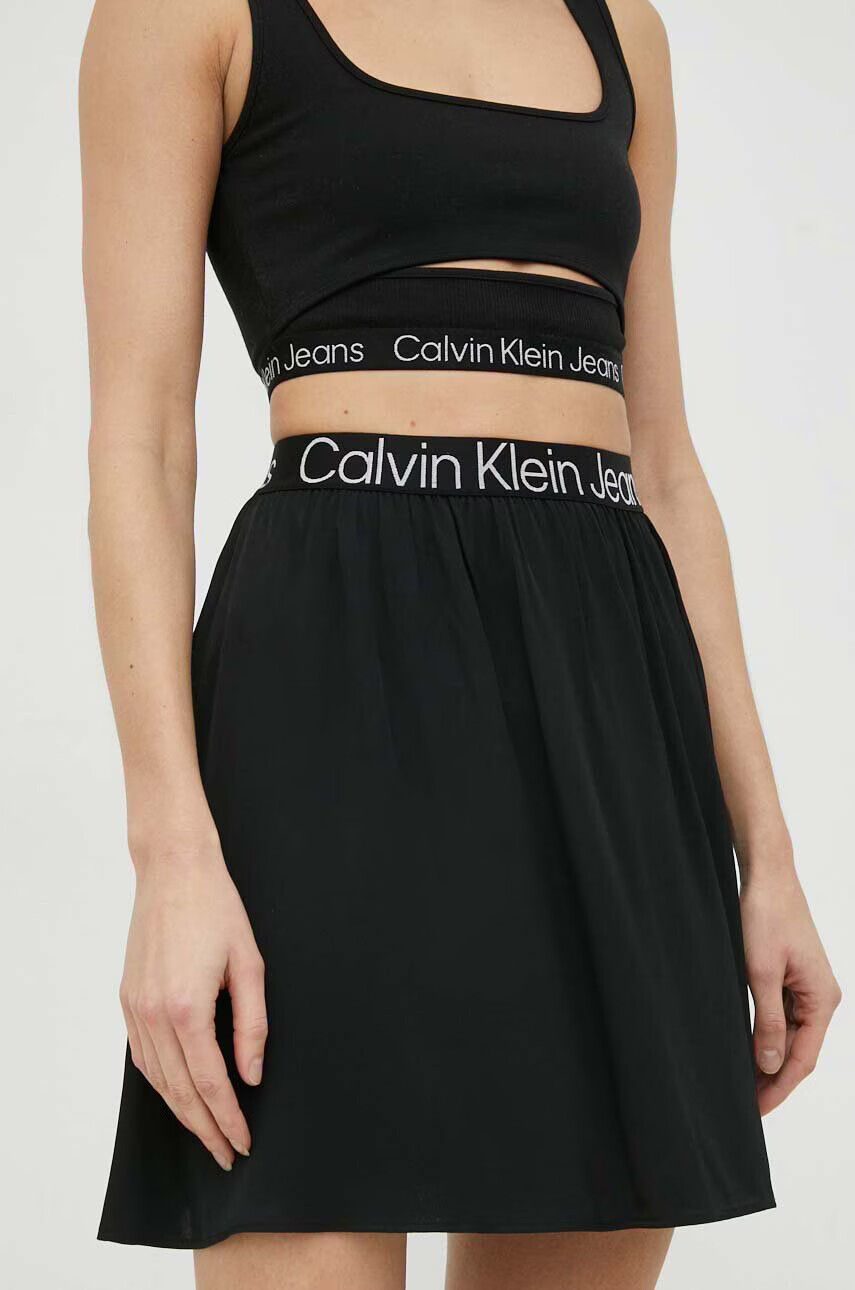 Calvin Klein Jeans Пола в черно къс модел разкроен модел - Pepit.bg