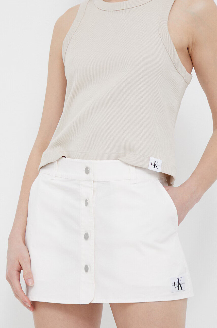 Calvin Klein Jeans Пола в бяло къс модел със стандартна кройка - Pepit.bg