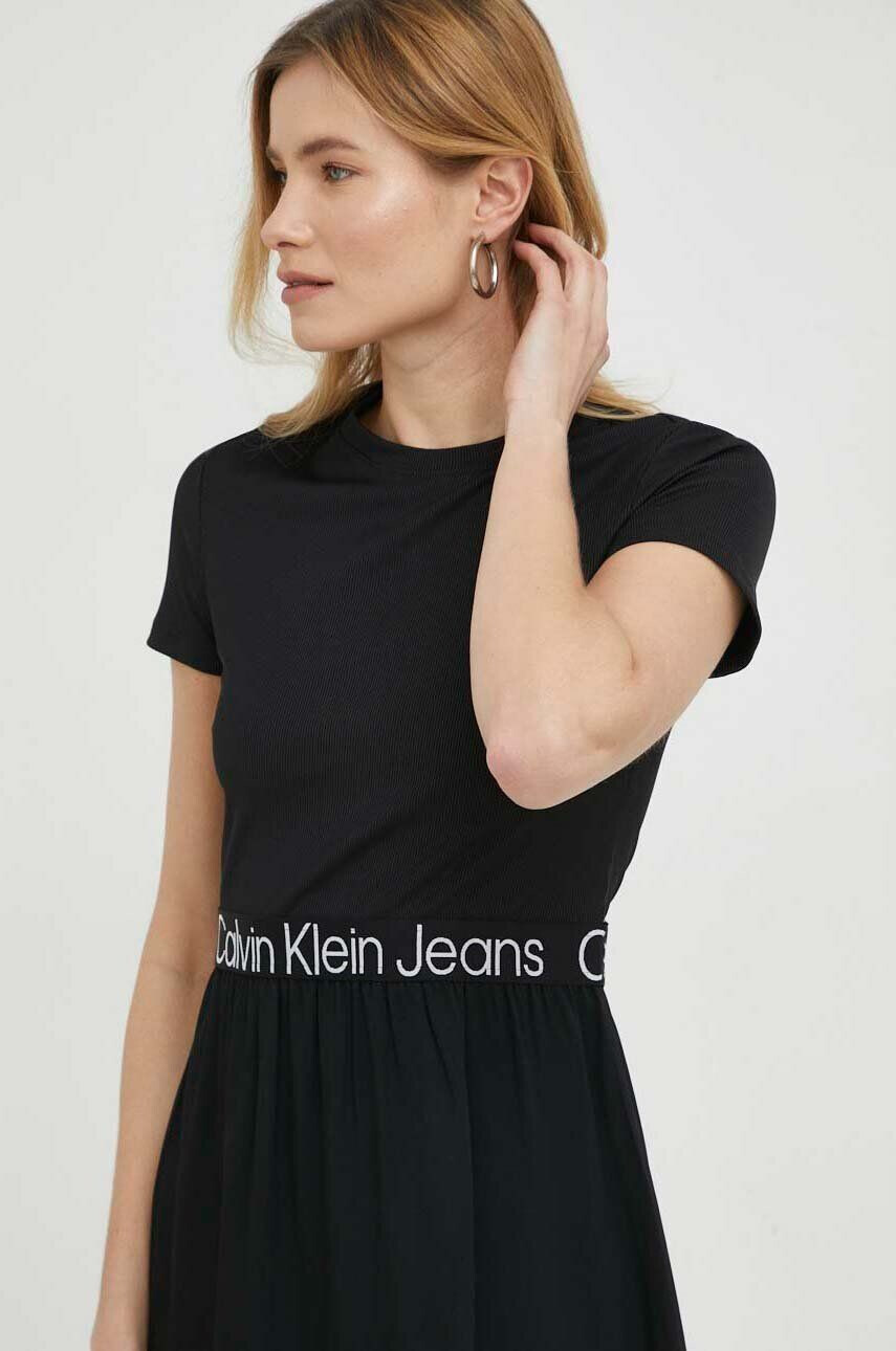 Calvin Klein Jeans Рокля в черно къс модел разкроен модел - Pepit.bg