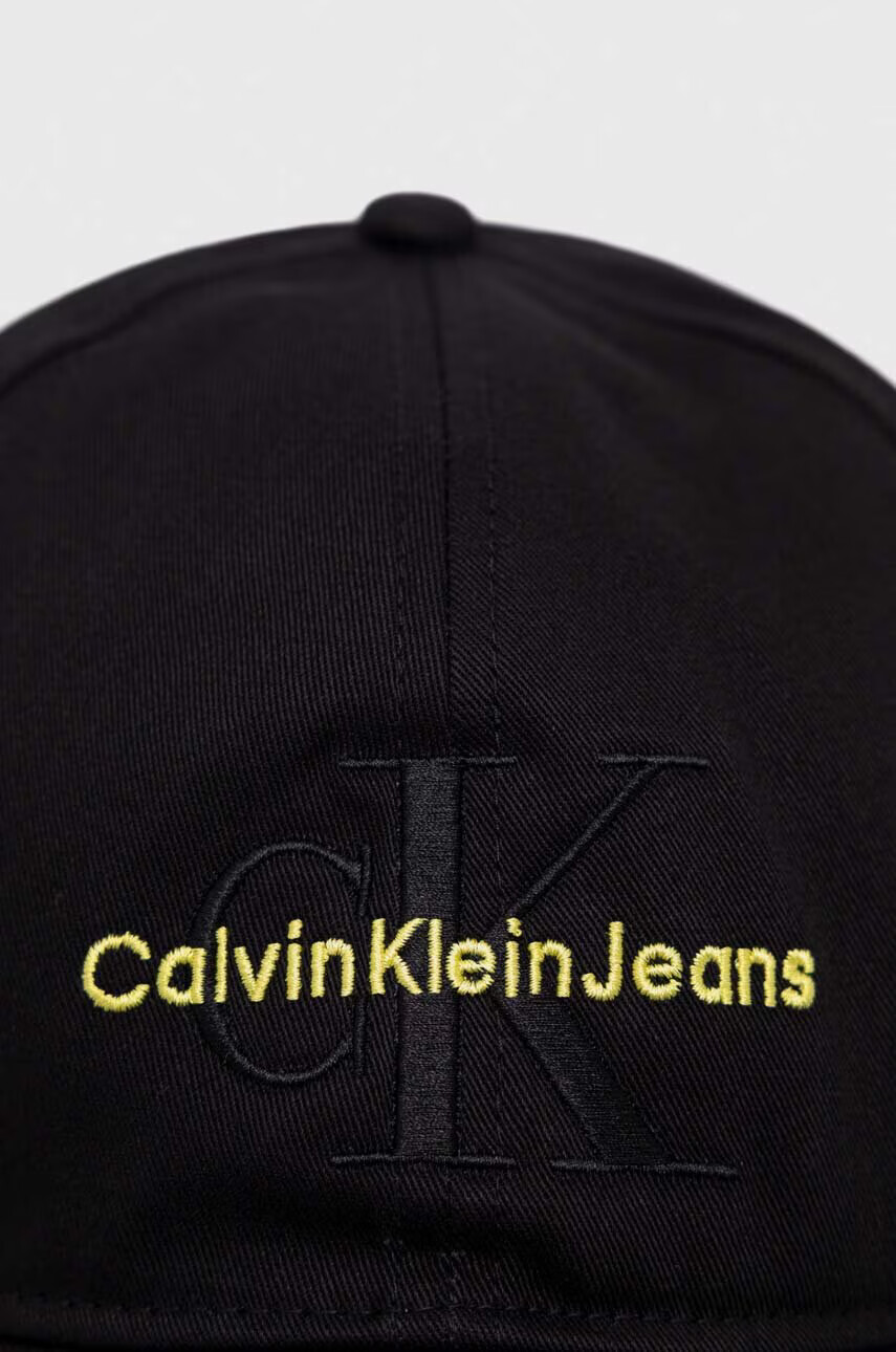Calvin Klein Jeans Шапка в черно с изчистен дизайн - Pepit.bg