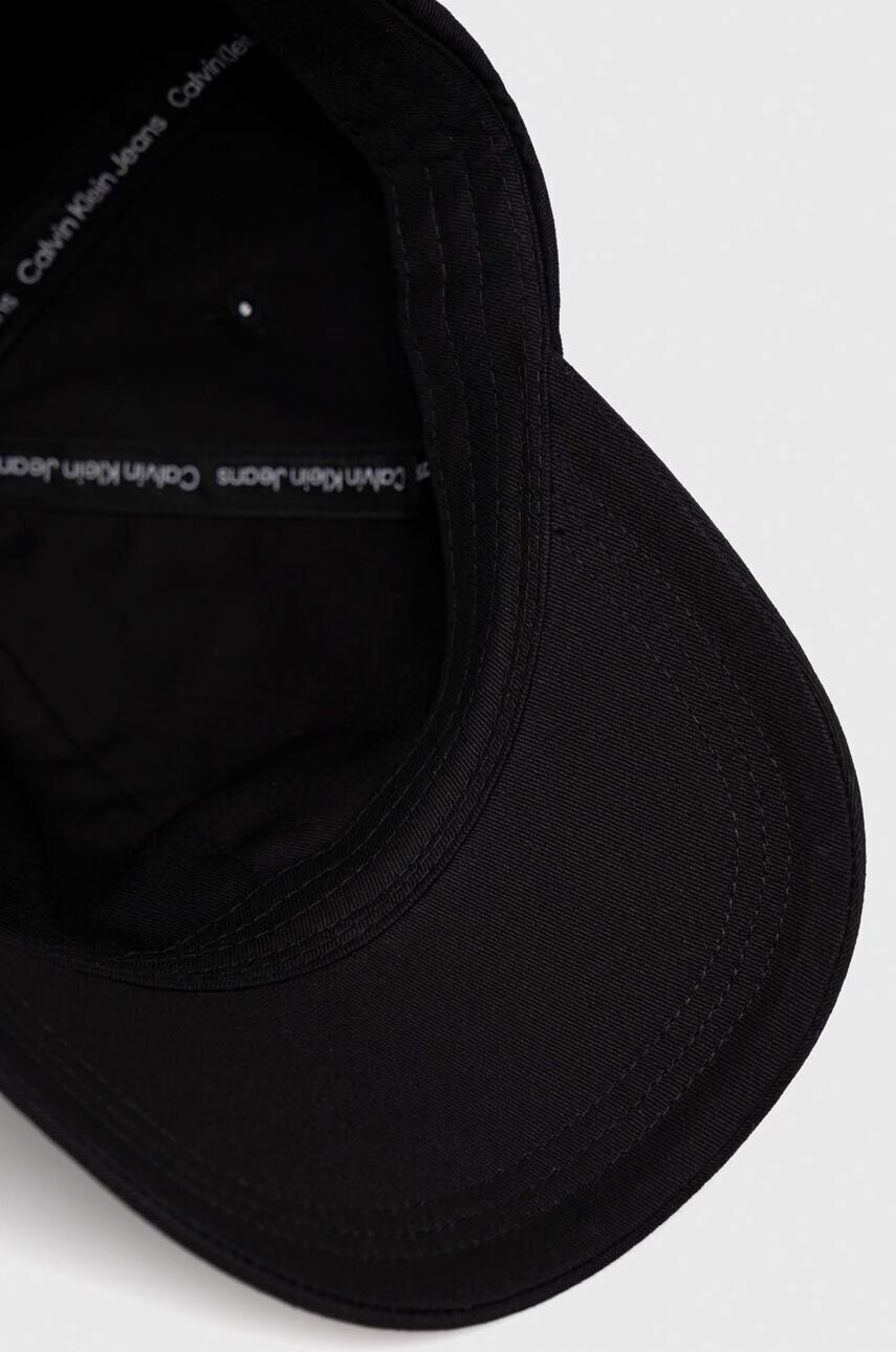 Calvin Klein Jeans Шапка в черно с изчистен дизайн - Pepit.bg
