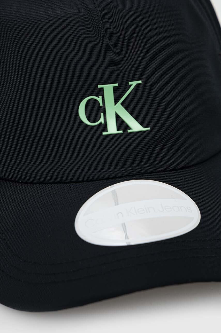 Calvin Klein Jeans Шапка с козирка в черно с апликация - Pepit.bg