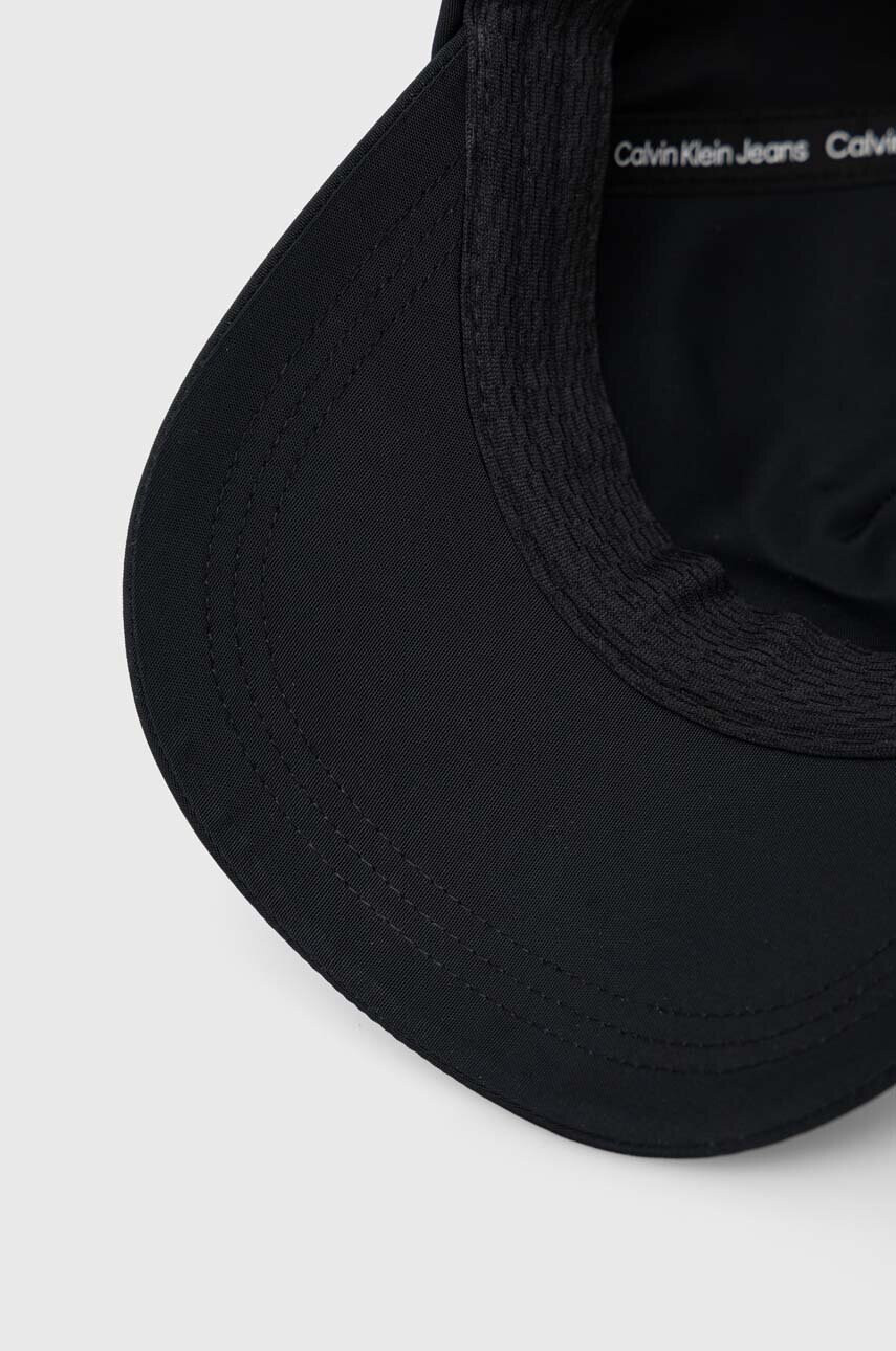 Calvin Klein Jeans Шапка с козирка в черно с апликация - Pepit.bg