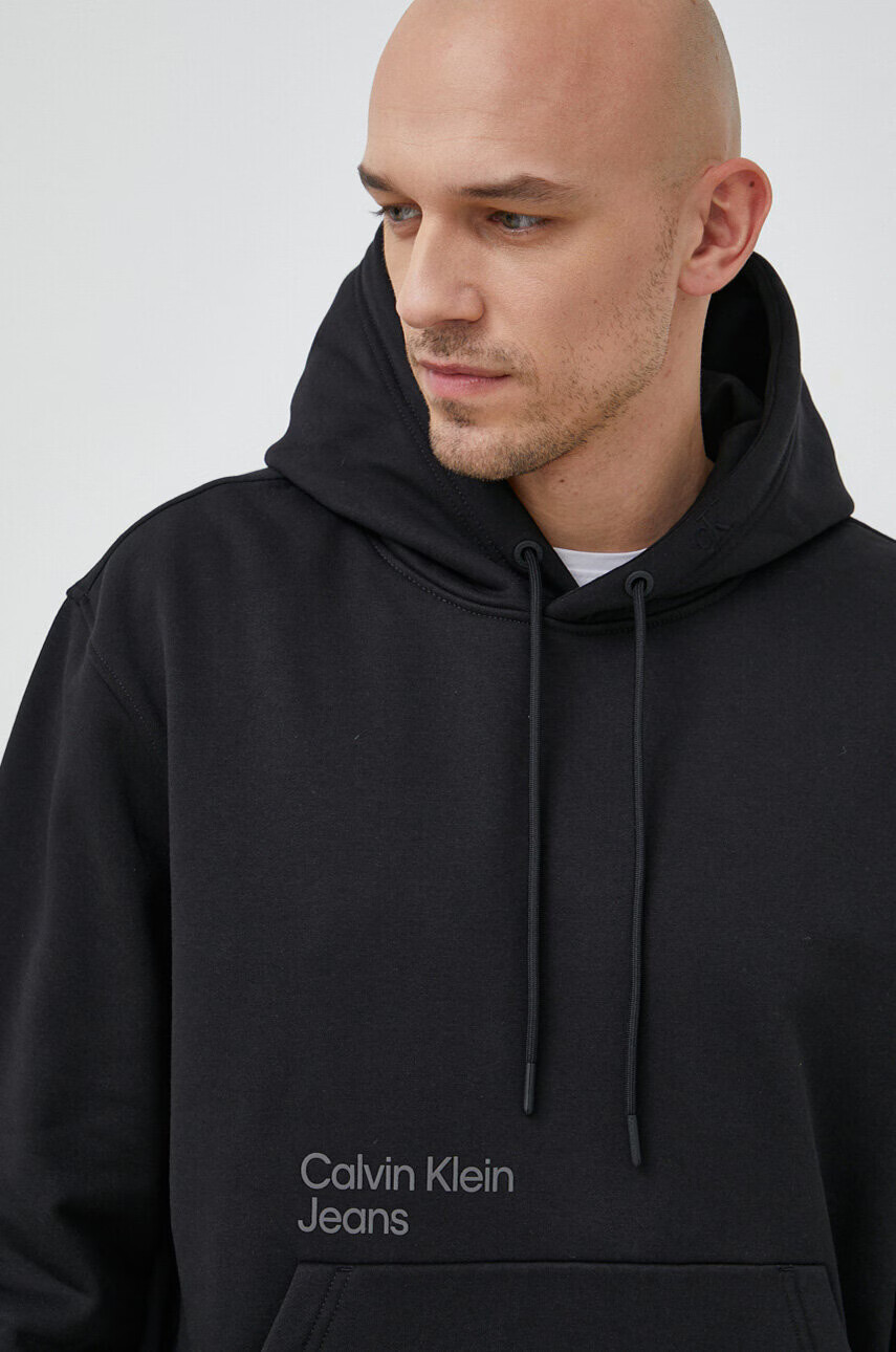 Calvin Klein Jeans Суичър в черно с качулка с принт - Pepit.bg