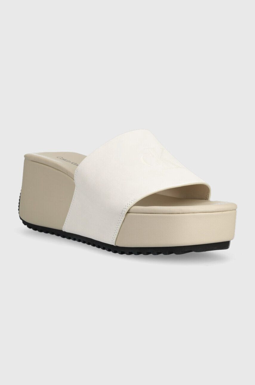 Calvin Klein Jeans Велурени чехли WEDGE BLOCK SANDAL SU CON в бежово със скосена платформа YW0YW01015 - Pepit.bg