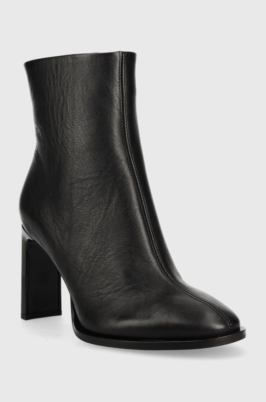 Calvin Klein Кожени боти Curved Stil Ankle Boot 80 в черно с висок ток - Pepit.bg