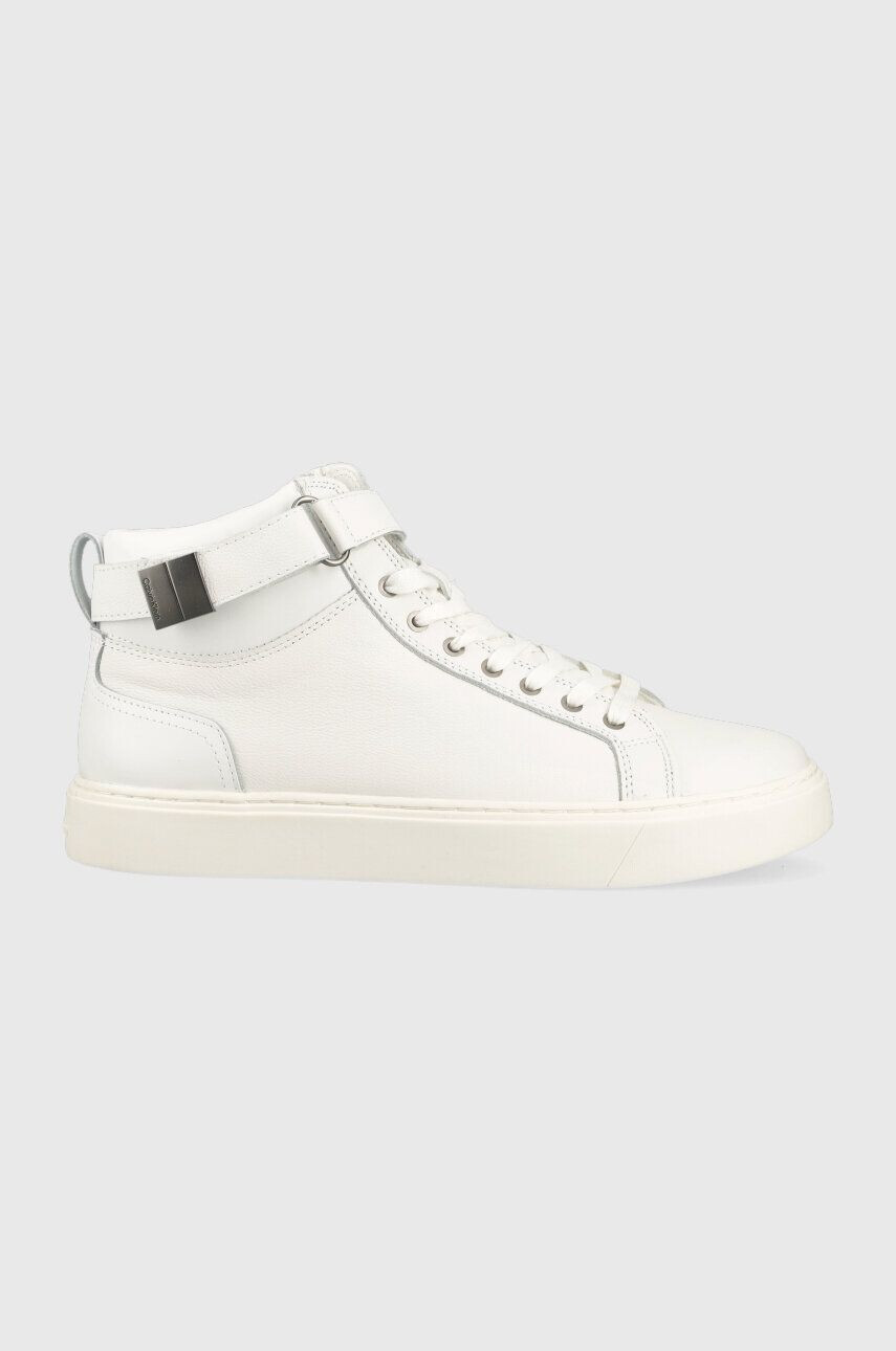 Calvin Klein Кожени маратонки HIGH TOP LACE UP W/PLAQUE в бяло HM0HM00973 - Pepit.bg