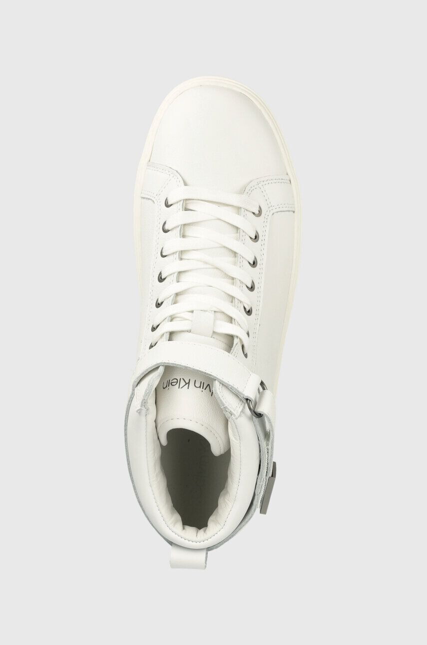 Calvin Klein Кожени маратонки HIGH TOP LACE UP W/PLAQUE в бяло HM0HM00973 - Pepit.bg