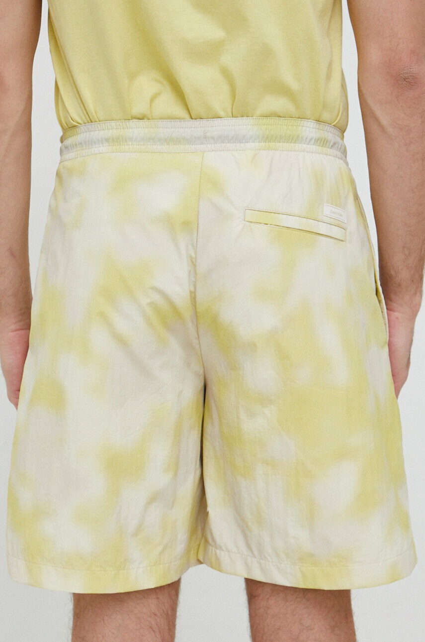 Calvin Klein Къс панталон в жълто - Pepit.bg