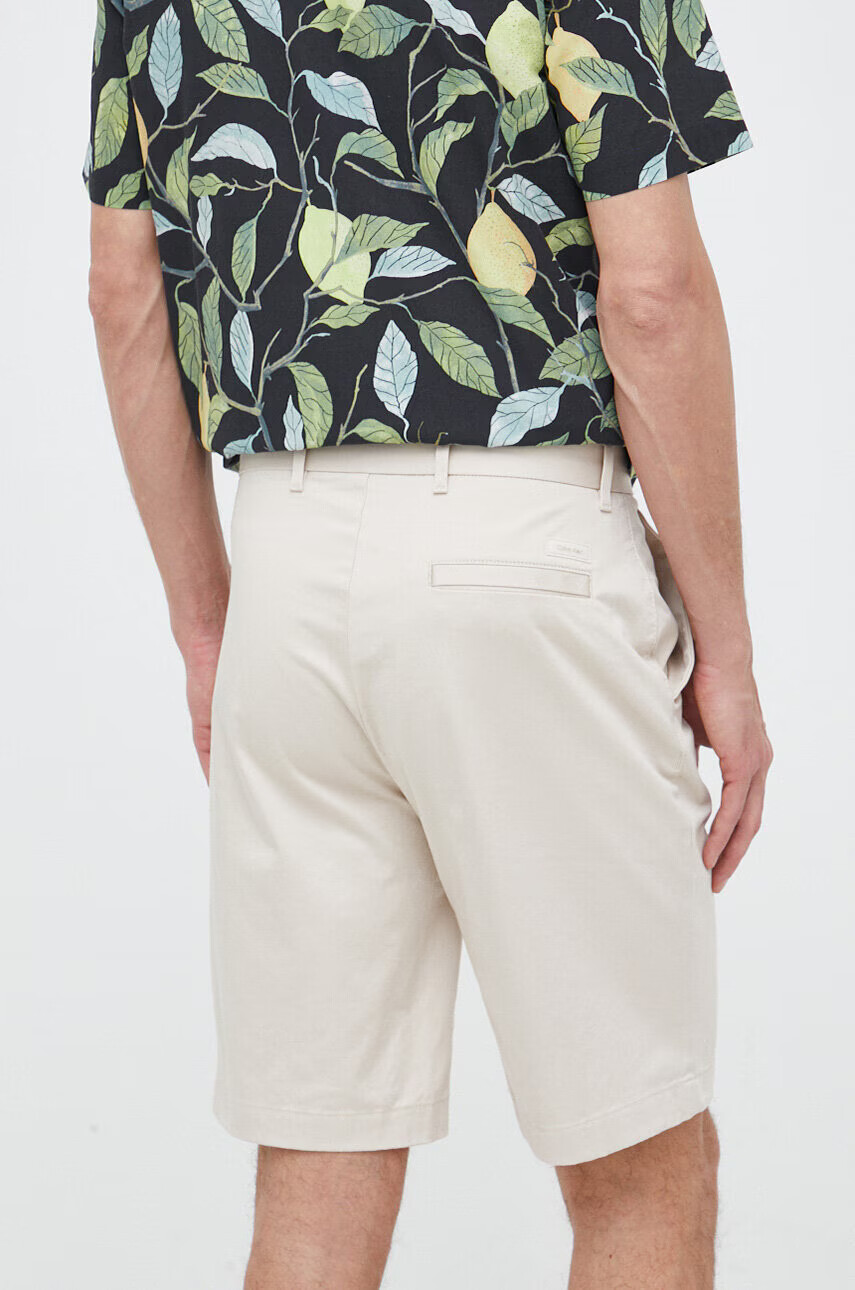 Calvin Klein Къс панталон в бежово - Pepit.bg