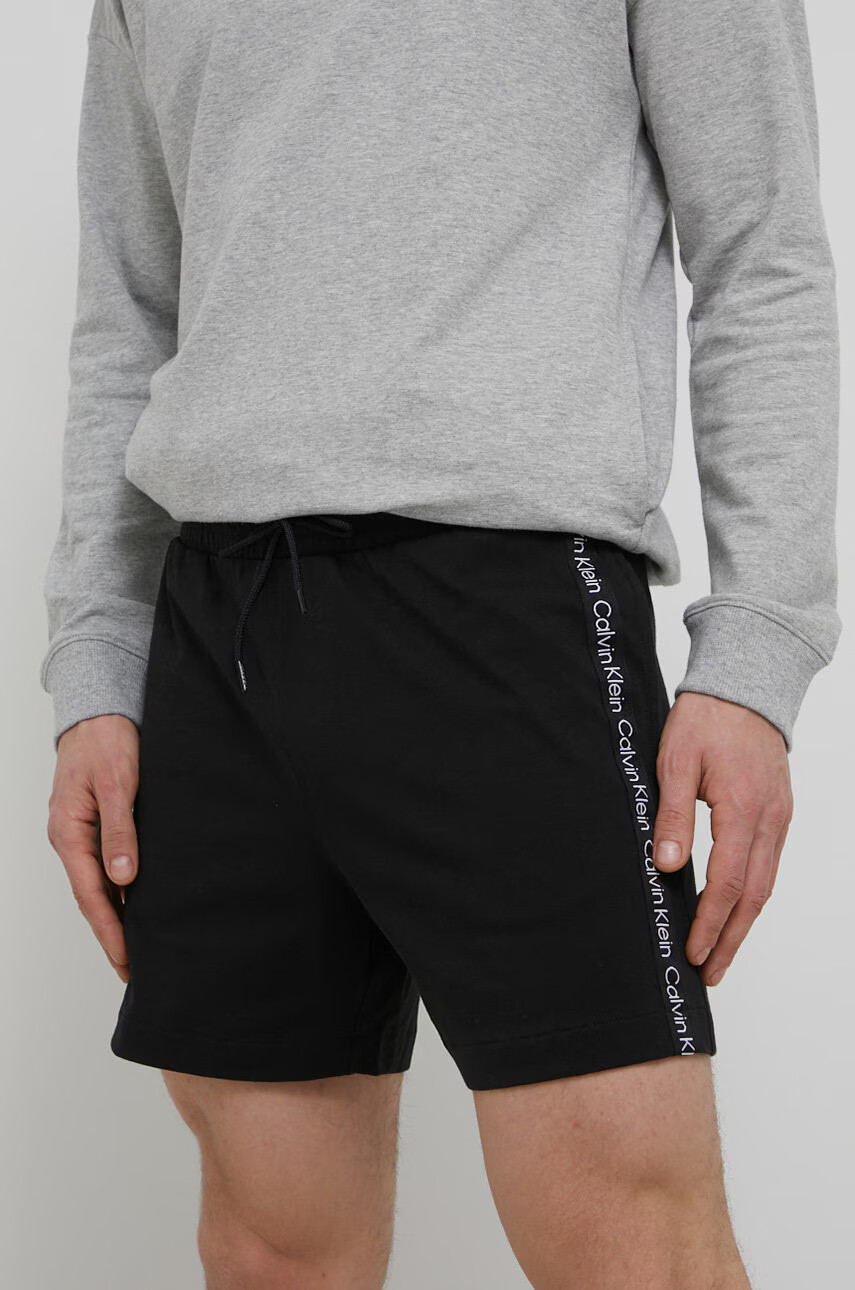 Calvin Klein Памучен къс панталон мъжко в черно - Pepit.bg