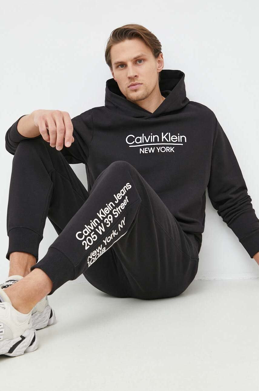 Calvin Klein Памучен суичър в бяло с качулка с принт - Pepit.bg
