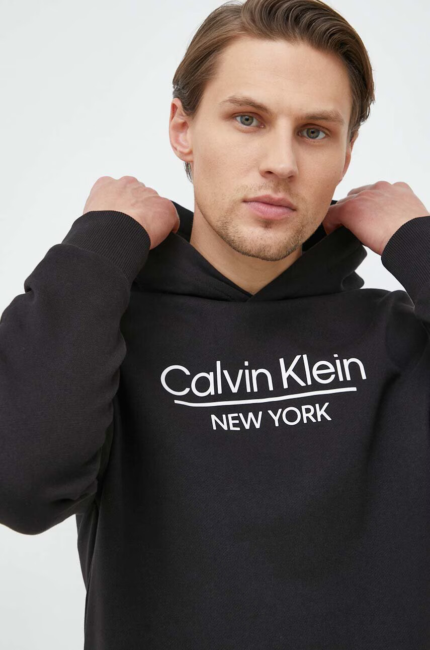 Calvin Klein Памучен суичър в бяло с качулка с принт - Pepit.bg