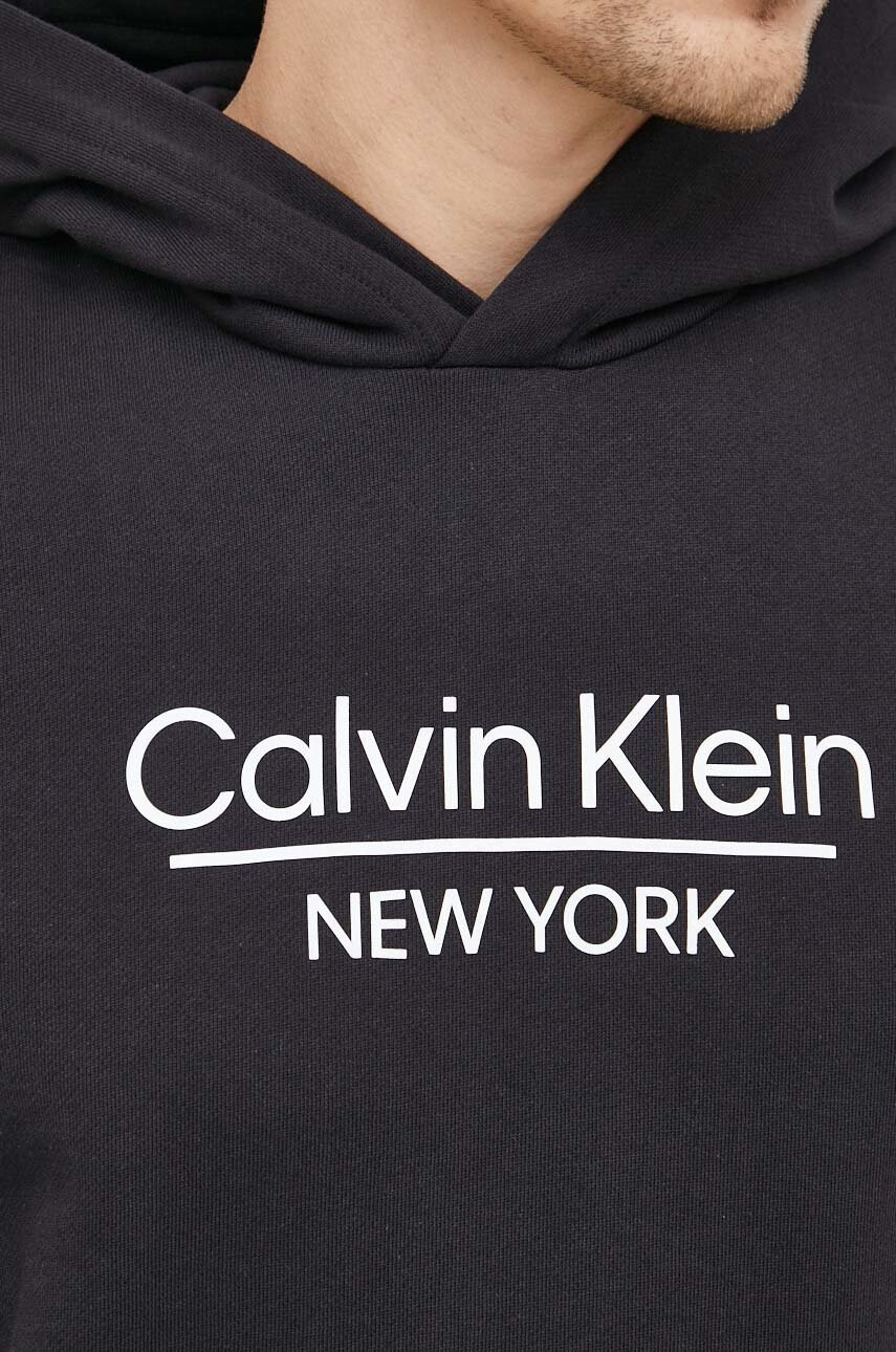 Calvin Klein Памучен суичър в бяло с качулка с принт - Pepit.bg