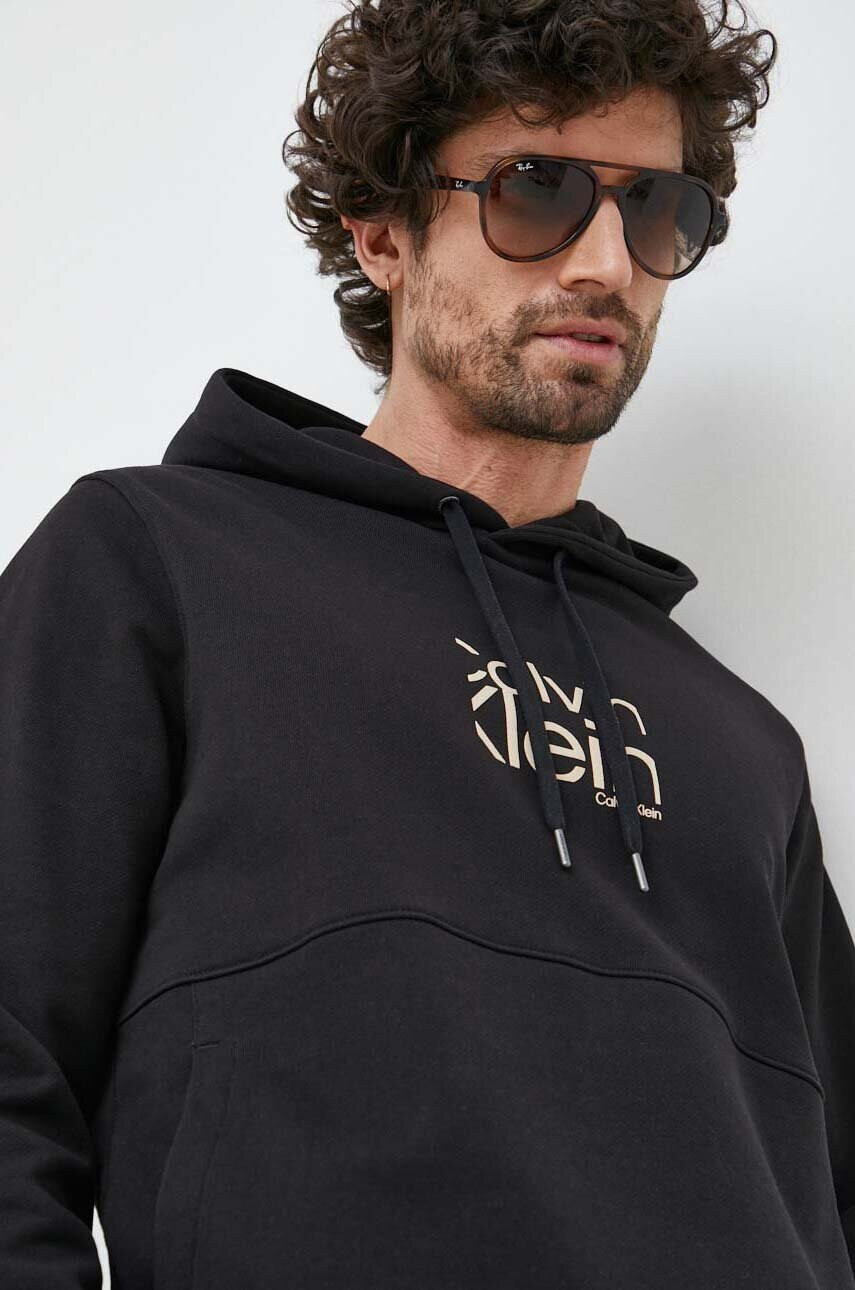 Calvin Klein Памучен суичър в черно с качулка с принт - Pepit.bg