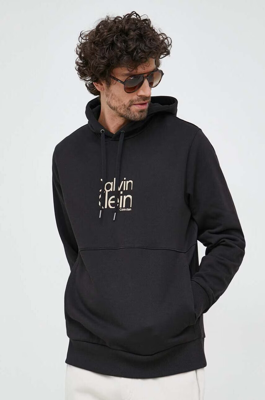 Calvin Klein Памучен суичър в черно с качулка с принт - Pepit.bg